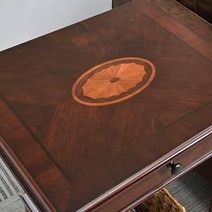 Beistelltisch aus dunklem Holz mit verzierten Beinen und einer einzelnen Schublade. Verfügt über ein eingelegtes kreisförmiges Design auf der Oberseite