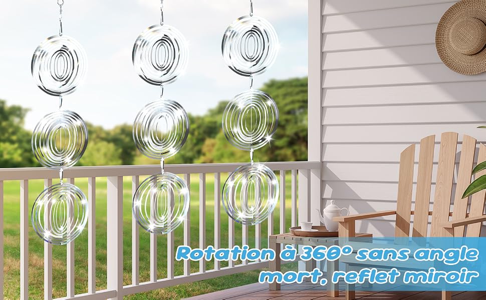 Série de scènes de patio extérieur montrant des chaises Adirondack et des meubles de jardin disposés sur des terrasses en bois avec des arrière-plans naturels.