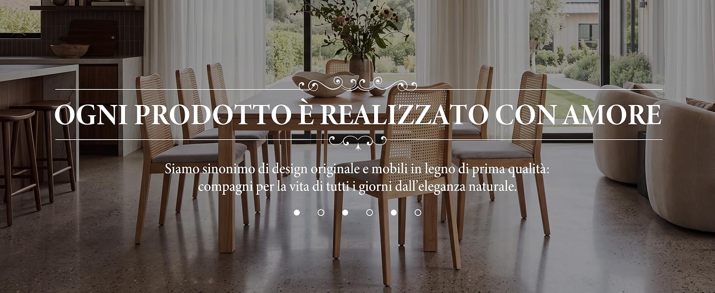 Il testo recita «OGNI PRODOTTO È REALIZZATO CON AMORE» con sottotitoli in italiano qui sotto. Sala da pranzo luminosa e minimalista con sedie in legno, lampade a sospensione, piante in vaso e palette neutra beige-bianco.