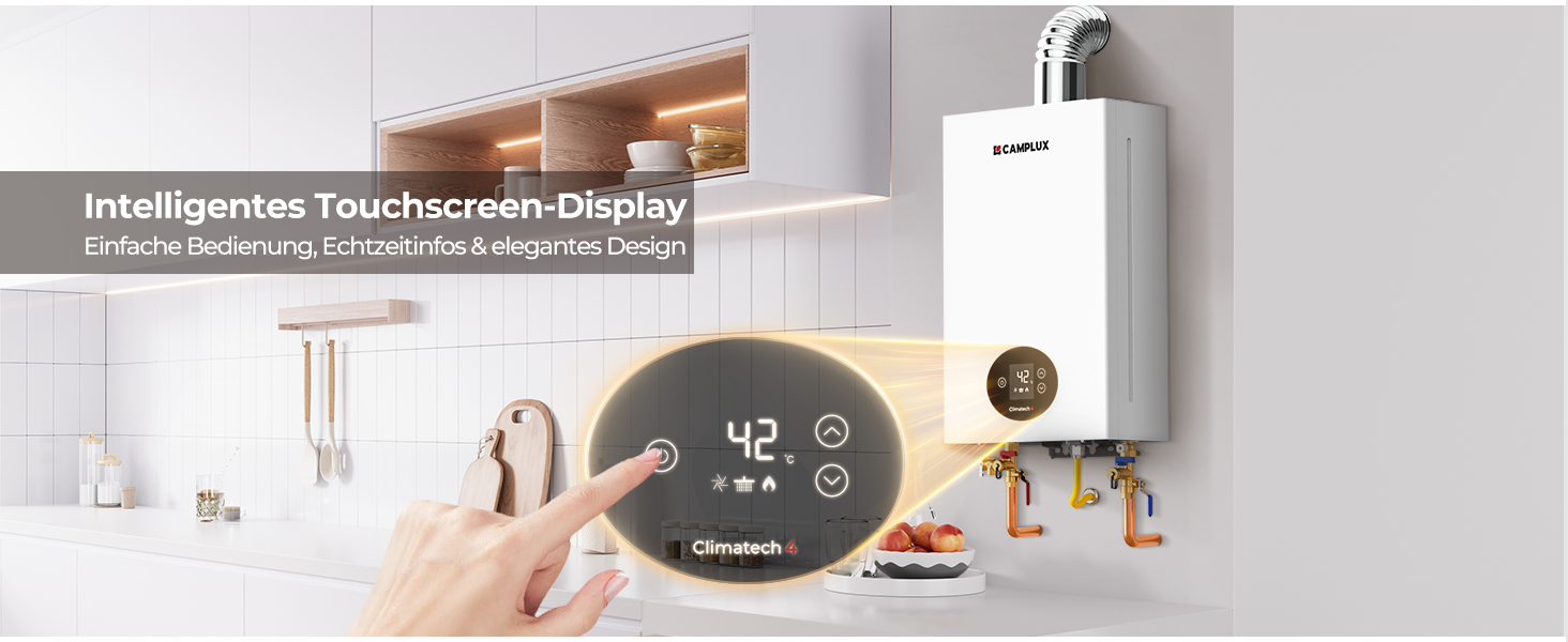 Der Text lautet „Intelligentes Touchscreen-Display“. Ähnlich wie Bild 6, das eine andere Ansicht des intelligenten Warmwasserbereiters mit Touchscreen-Oberfläche in der Küchenumgebung zeigt.
