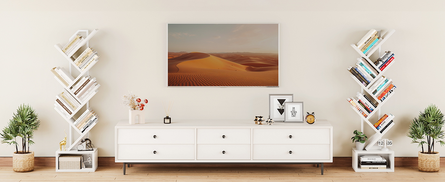 Serie minimalistischer Innenaufnahmen, die Wandregale in Weiß zeigen, auf denen Dekorationsgegenstände und Pflanzen an neutralen Wänden zu sehen sind.
