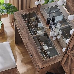 Système de rangement de boîtes en bois avec plusieurs bouteilles et récipients en verre représentés sous différents angles sur une surface en bois.
