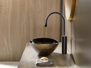 Lavabo de baño moderno con cuenco negro texturizado y grifo de cuello de cisne negro mate sobre superficie de madera.