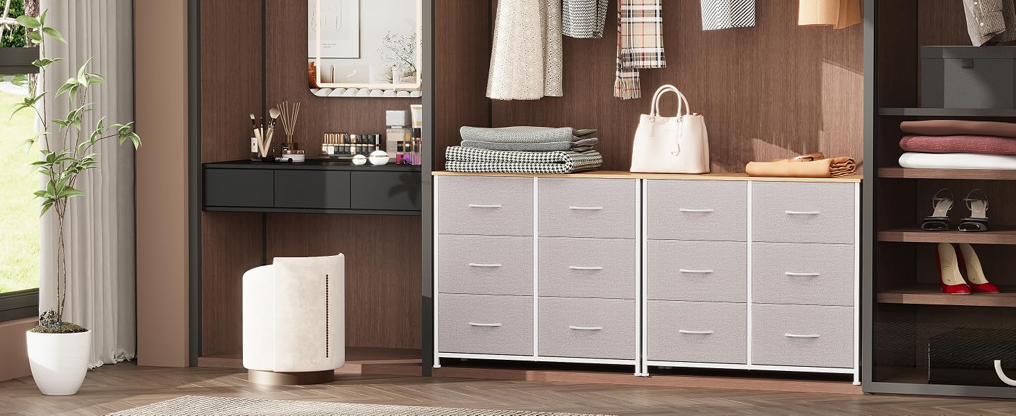 pour la chambre à coucher comprenant des tiroirs en tissu blanc, un meuble-lavabo foncé avec des cosmétiques et des étagères ouvertes pour les vêtements et les accessoires. La chambre présente des murs en bois et des plantes