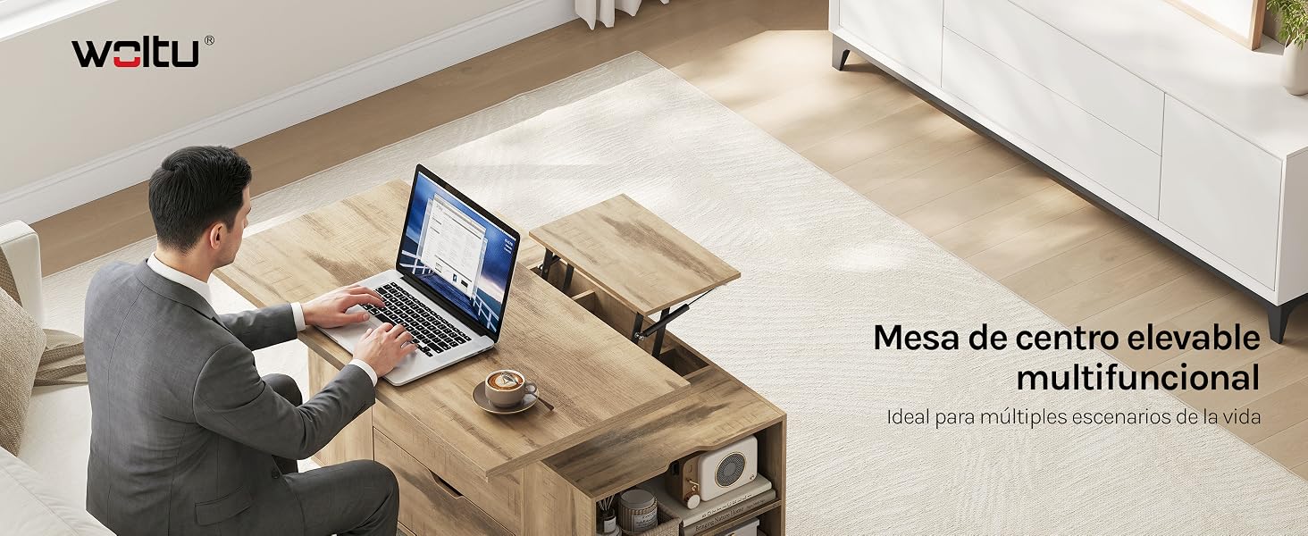 El texto dice «waltu» y «Mesa de centro elevable multifuncional». Hombre trabajando con su computadora portátil cerca de una mesa central de madera ajustable con tapa elevable en un espacio interior minimalista.