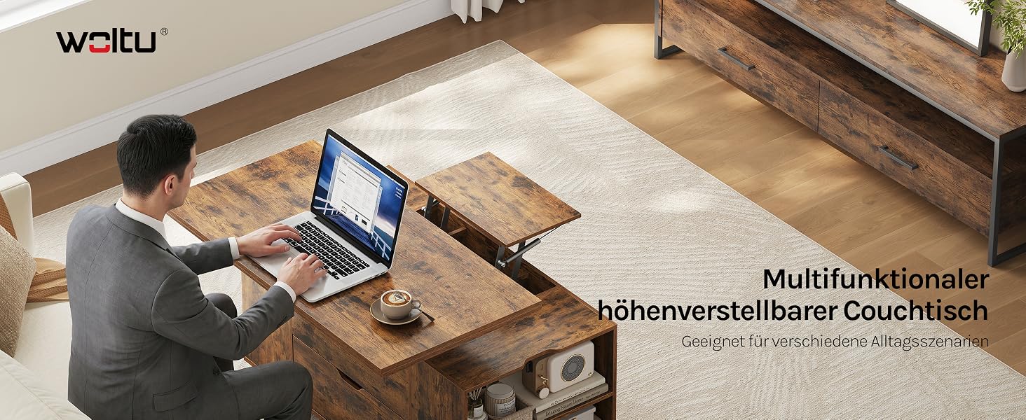 Der Text lautet „WEITU“ und „Multifunktionaler höhenverstellbarer Couchtisch“ (multifunktionaler höhenverstellbarer Couchtisch). Mann sitzt mit Laptop im Home-Office am Holztisch und demonstriert die Funktionsweise des Tisches.