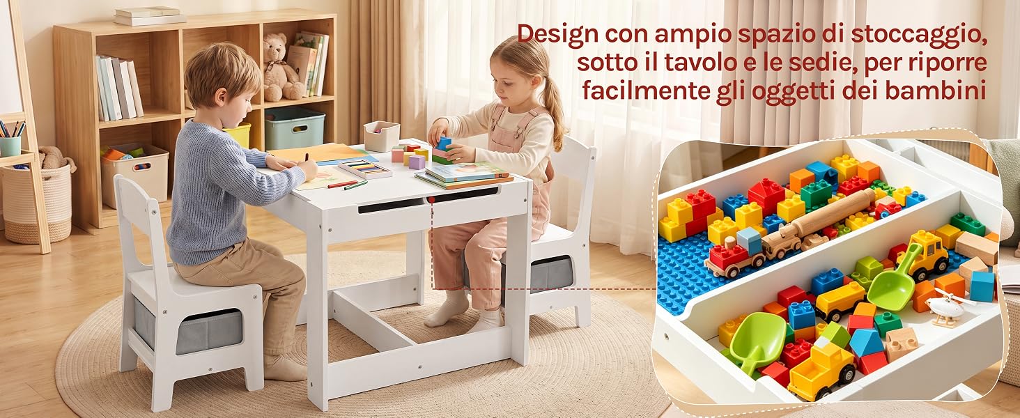 Il testo in italiano recita «Con un semplice gesto, componi il tuo spazio e dai forma alla tua fantasia. Costruisci gli spazi dei bambini.» Bambino seduto al tavolino da gioco bianco con vasca per palline colorata contenente palline color arcobaleno per la creazione di spazi modulari per bambini.