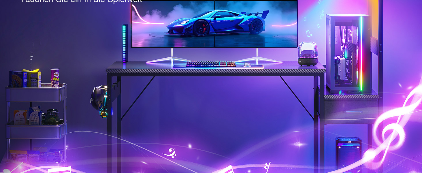 Gaming-Setup mit lila LED-Umgebungsbeleuchtung, auf der ein an der Wand montierter Fernseher mit darunterliegendem Entertainment-Center zu sehen ist.
