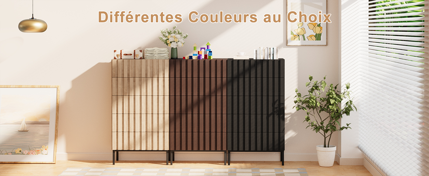 Le texte se lit comme suit : « Différentes Couleurs au Choix ». Salle intérieure avec portail ou barrière extensible dans différents tons bruns et noirs, avec des plantes en pot et un éclairage naturel.
