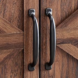 Photos rapprochées montrant des poignées de porte noires montées sur des portes d'armoires en bois avec un grain de bois à motif croisé. Plusieurs angles mettent en valeur la conception et le montage de la poignée incurvée.