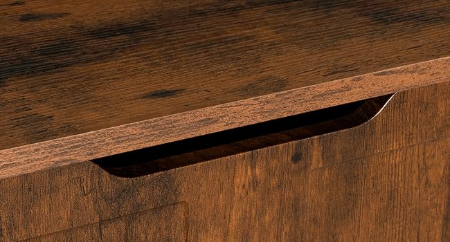 Nahaufnahmen der dunklen Holzmaserung, die natürliche Muster und Knoten auf einer gealterten oder rustikalen Holzoberfläche zeigen.