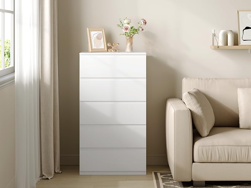 Interno moderno e minimalista del soggiorno con pareti bianche, mobili bianchi e illuminazione naturale dalle finestre.