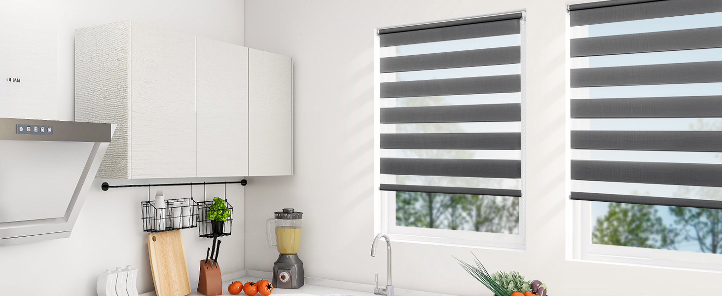 Cuisine blanche moderne avec armoires élégantes, appareils électroménagers en acier inoxydable et stores de style zèbre. Le plan de travail montre un mixeur et des ustensiles de cuisine