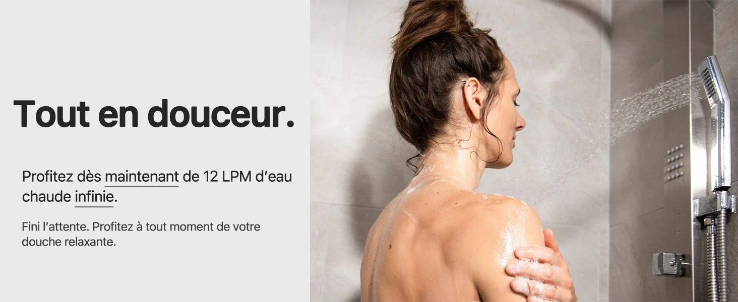 Le texte dit « Tout en douceur ». Scène de douche montrant une personne utilisant un pommeau de douche à main dans une salle de bain moderne.