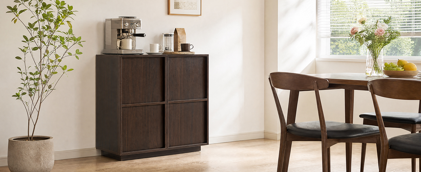 Ensemble de meubles en bois foncé dans un intérieur moderne : armoire à deux portes et chaise de salle à manger avec détails en rotin tressé, positionnés dans une pièce lumineuse avec plante en pot et fenêtre visible.