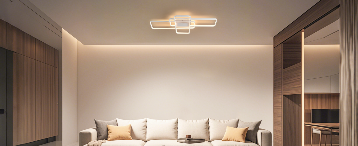Moderne geometrische LED-Deckenleuchte in einem Wohnzimmer. Quadratisches, mehrstöckiges Design, das warmweißes Licht über einem beigen Sofa mit dekorativen Kissen ausstrahlt