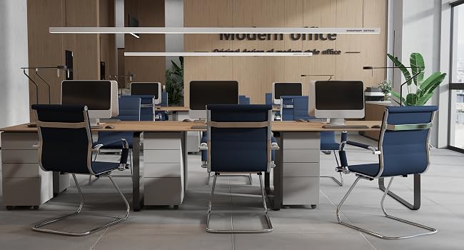 Espace de bureau moderne avec un long bureau en bois, des chaises de bureau bleues, des ordinateurs et des plantes. Une plaque murale indique « Bureau moderne »