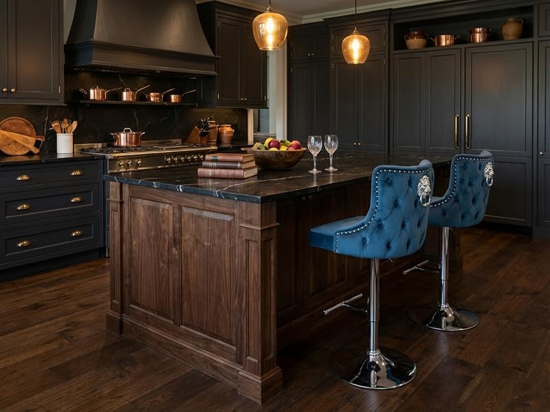 Intérieur de bar moderne avec des finitions en bois foncé, des armoires noires, des tabourets de bar en velours bleu et un éclairage suspendu. Plusieurs vues de l'élégant espace bar.