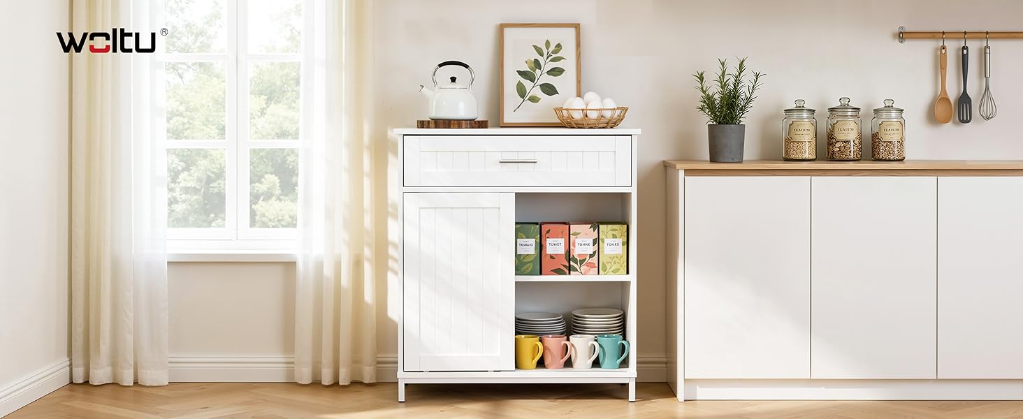 El texto dice «waittu». Armario de almacenamiento blanco con estantería, objetos decorativos, plantas en macetas y ventana con cortinas en un espacio interior luminoso.