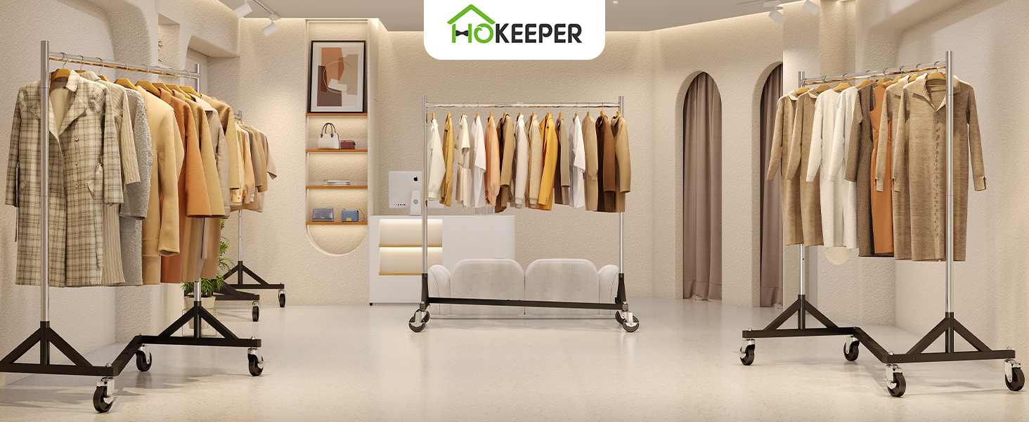 avec plusieurs porte-vêtements présentant des vêtements beiges et terreux. Des murs blancs, des étagères et un canapé créent une esthétique minimaliste