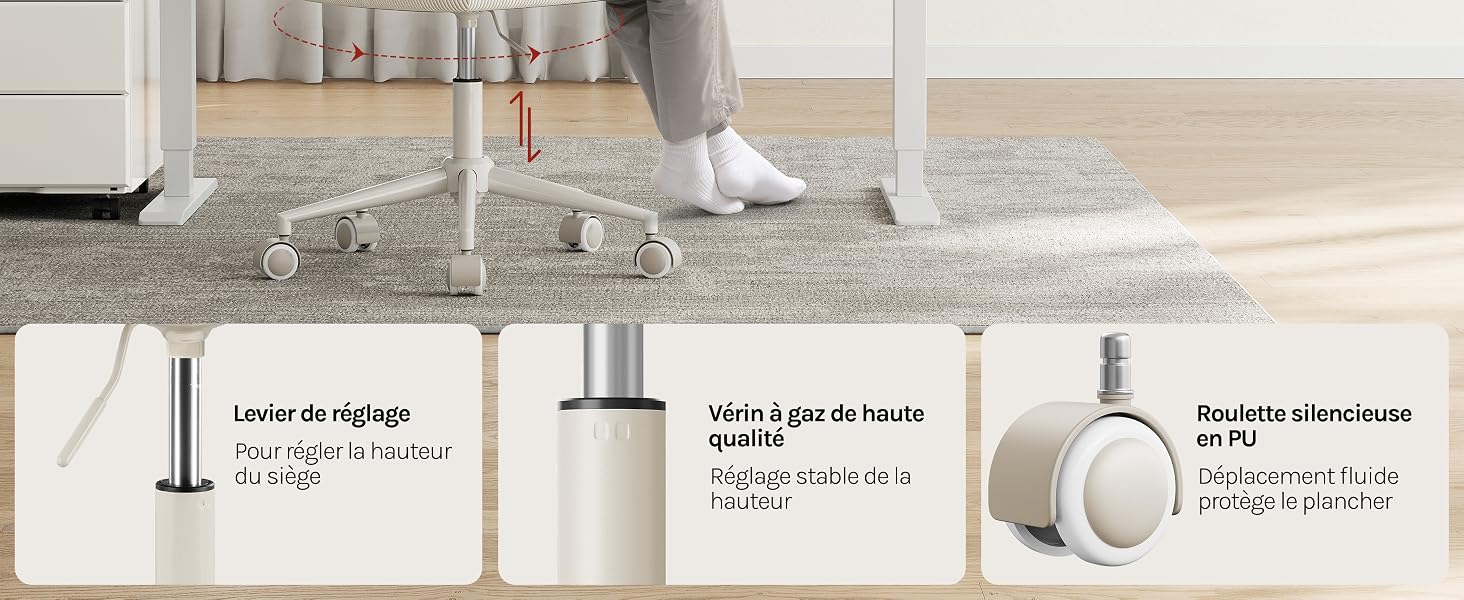 Gamme de produits composée de trois appareils de nettoyage avec étiquettes en espagnol. À gauche : nettoyeur de tissus monté sur mât. Centre : vaporisateur portatif. À droite : unité portative cylindrique. Collection de matériel de nettoyage professionnel exposée à l'intérieur.
