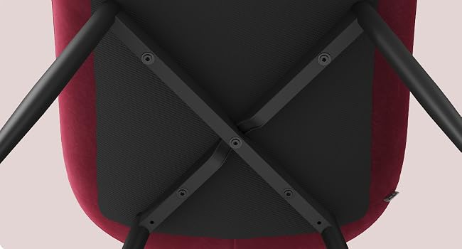 Serie di immagini di prodotti che mostrano una sedia da gioco nera da più angolazioni. Presenta una base a X, braccioli regolabili e rifiniture rosse lungo i bordi dello schienale.