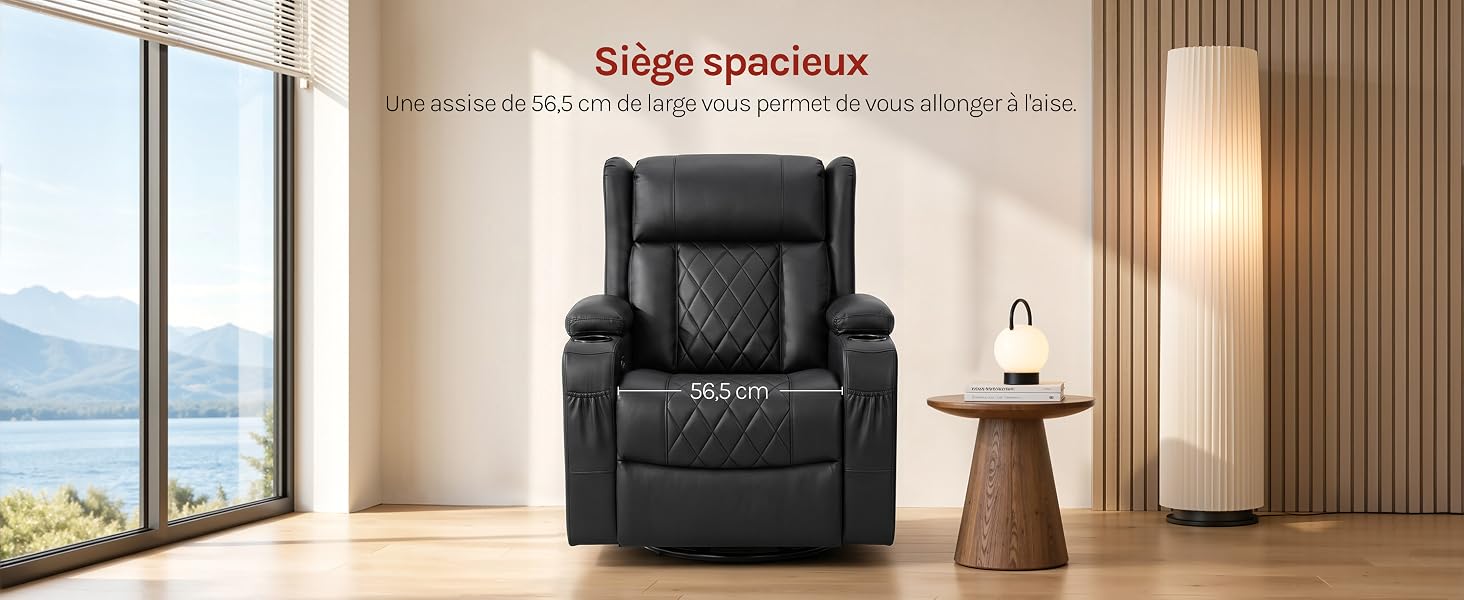 Fauteuil inclinable électrique noir dans un salon moderne avec de grandes fenêtres, des rideaux et une table d'appoint avec objet décoratif. La chaise est dotée d'un rembourrage rembourré et d'un mécanisme de commande.