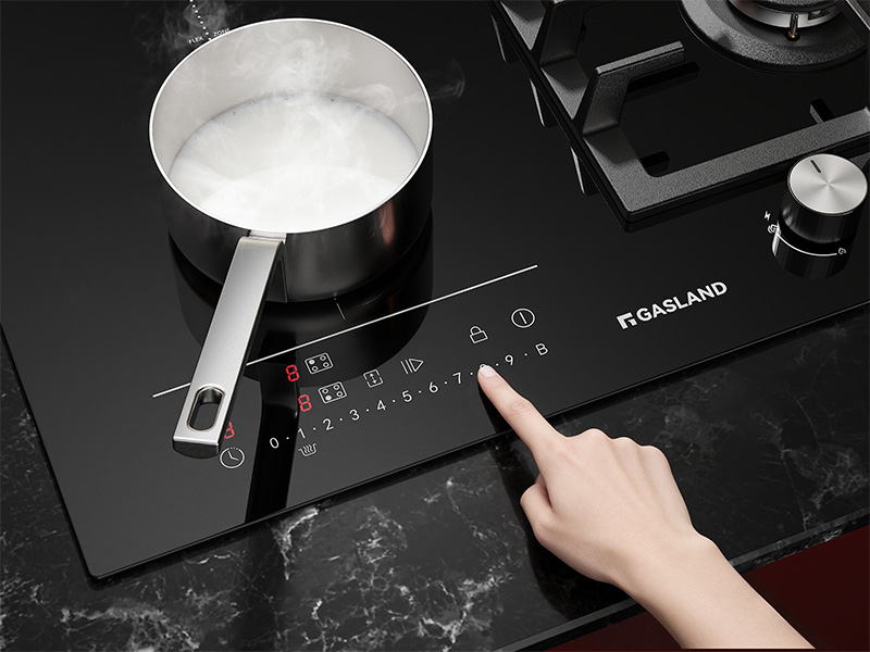 Texte visible : « FOXKALAN ». Vues multiples d'une surface de cuisson à induction noire avec commandes tactiles en cours d'utilisation. Montre les interactions des doigts avec la surface lisse du verre.
