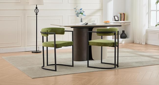Bilderserie, die moderne Büro- oder Arbeitsräume mit höhenverstellbarem Schreibtisch in heller Holzoptik zeigt, gepaart mit olivgrünem Stuhl vor weißen Wänden und grauem Teppich.