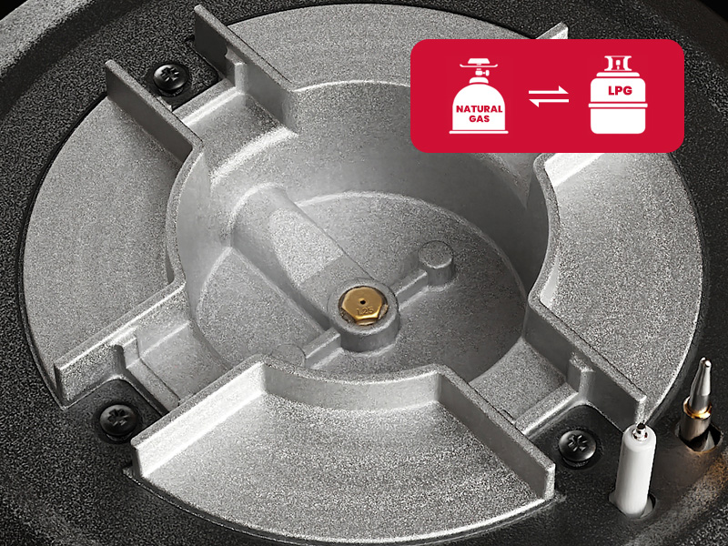 Tête de brûleur circulaire en métal avec design divisé en quatre voies et surface texturée. Icône rouge dans le coin indiquant les indicateurs de gaz/carburant.