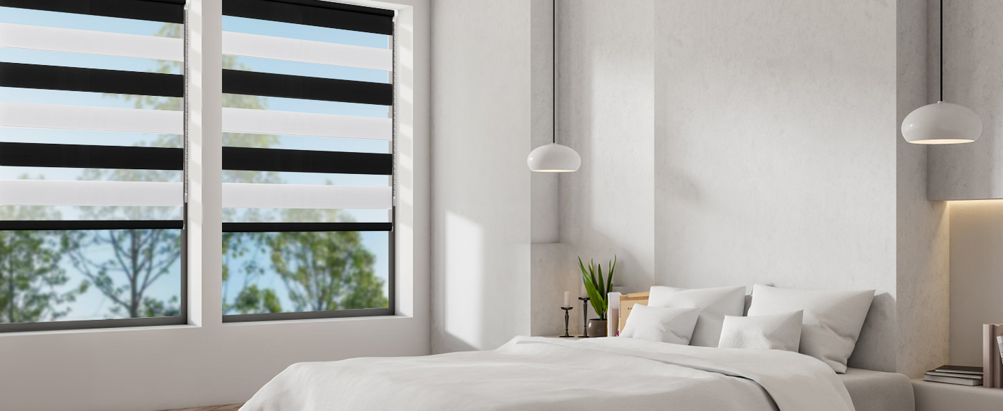 Intérieur de chambre moderne avec murs blancs, grandes fenêtres avec stores, suspensions et décoration minimaliste comprenant des plantes en pot