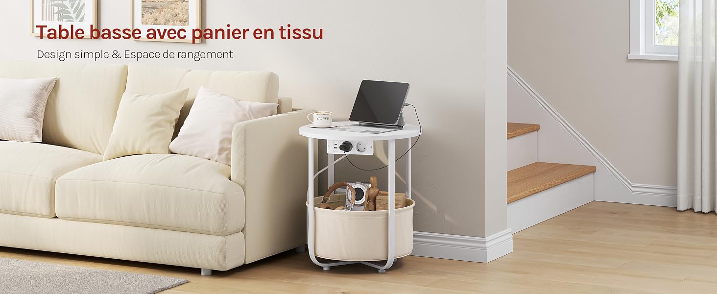 Le texte se lit comme suit : « Table basse avec panier en tissu » et « Rangez, organisez ». Table de rangement tissée blanche avec compartiment panier en tissu dans un salon moderne à côté d'un canapé crème.