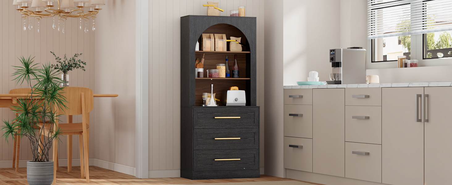Vetrina di interior design per cucina moderna con armadi grigio chiaro, mobile con accento nero ed elementi decorativi coordinati disposti in più viste prospettiche