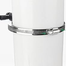 Schlauchschelle aus Edelstahl mit verstellbarem Schraubmechanismus, umwickelt um einen weißen, zylindrischen Gegenstand. Die Klemme ist mit einem perforierten Band und einem Schneckengetriebe ausgestattet.