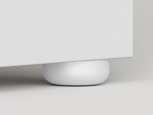 Vista de cerca de una base o soporte redondeado de color blanco liso sobre un fondo gris claro, que muestra una estética de diseño minimalista.