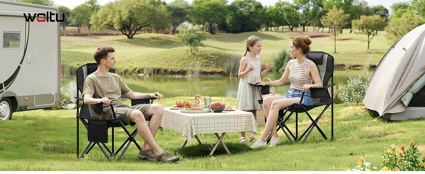 Serie de escenas al aire libre que muestran a personas relajándose en sillas de campamento portátiles en un campo cubierto de hierba, mostrando varias posiciones sentadas y escenarios de uso.
