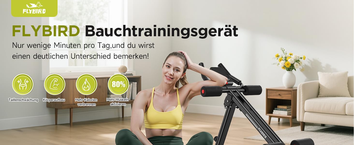 Der Text lautet: 'FLYBIRD Bauchtrainingsgerät'. Fitnessgeräte werden im Wohnzimmer mit Sofa und gelben Blumen im Hintergrund vorgeführt.