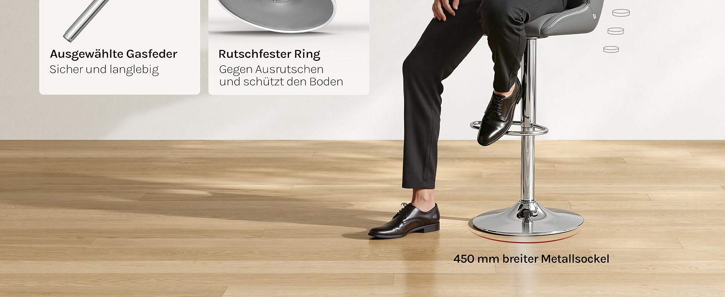 Beine der Person in schwarzen Hosen und Schuhen auf Holzboden mit verstellbarem Widerstandstrainingsgerät mit Zentralständer.