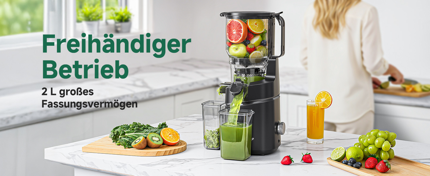 Der Text lautet 'Freihändiger Betrieb' und '2 L großes Fassungsvermögen'. Zeigt einen Slow Juicer auf der Küchentheke mit frischem Obst und Gemüse.