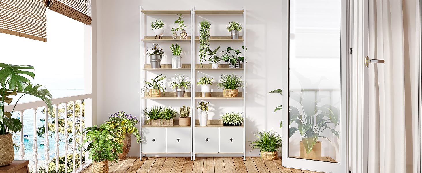 Espositore bianco con ante in vetro che mostra più piante in vaso sugli scaffali in un ambiente interno luminoso