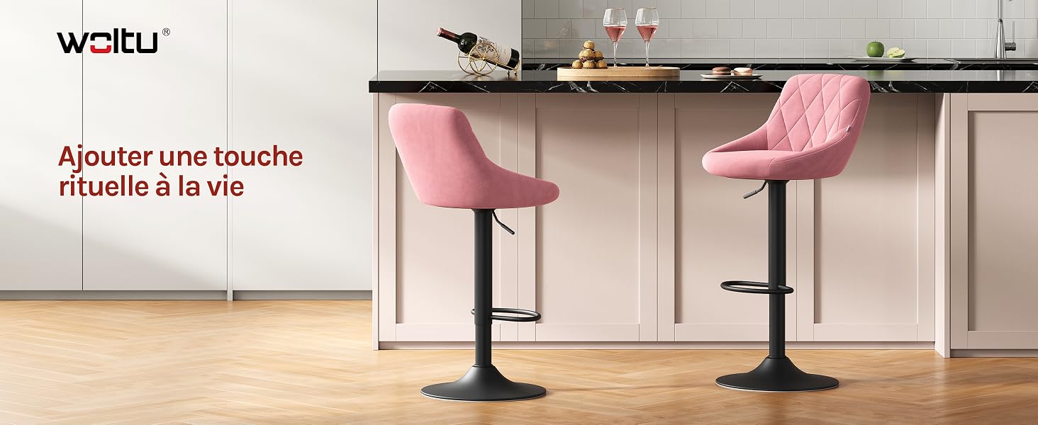 Le texte se lit comme suit : « Ajouter une touche élastile à la vie ». Configuration de comptoir de cuisine moderne avec deux tabourets de bar roses sur un design mural minimaliste.