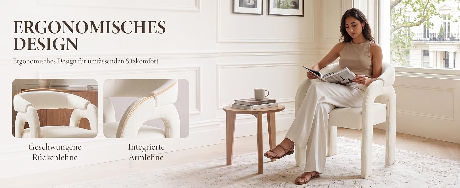 Der Text lautet „ERGONOMISCHES DESIGN“, „Höhenverstellbar bis zu 50 cm/19,7 Zoll“. Frau sitzt im Wohnzimmer mit ausgestellten ergonomischen Möbelstücken: verstellbarer Schreibtisch und Stauraum. Moderne, minimalistische Einrichtung für Ihr Zuhause.
