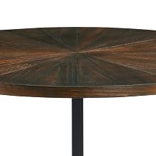 Runder zweistöckiger Beistelltisch mit Holzmaserung, Metallgestell. Obere Reihe mit größerem Durchmesser, untere Reihe kleiner. Schwarze Metallbeine mit rechteckiger Basis.