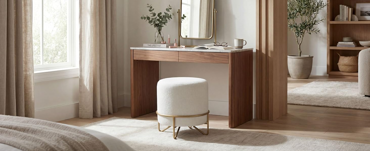 Série de photographies intérieures montrant des espaces minimalistes avec des sols en bois, des murs blancs et un éclairage naturel. Elle est dotée d'un mobilier moderne et de grandes fenêtres.