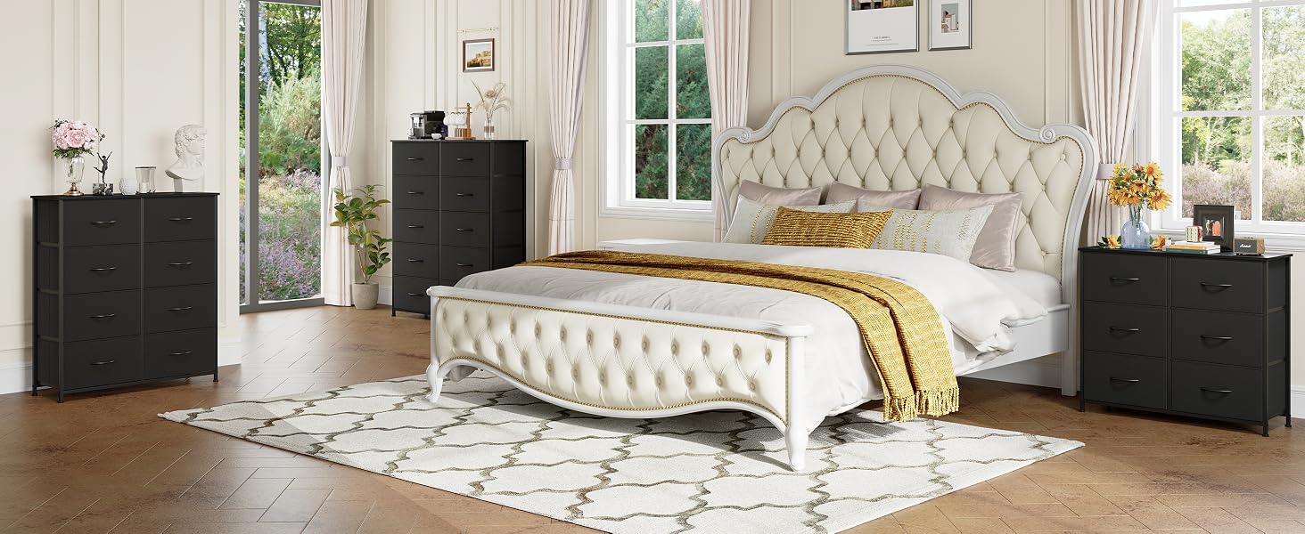 élégant comprenant une tête de lit capitonnée crème, des commodes en bois foncé et des tables de chevet. La chambre comprend un tapis blanc, des rideaux et des éléments décoratifs pour une atmosphère luxueuse.