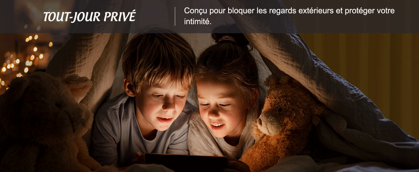 Le texte se lit comme suit : « TOUT POUR PRIVÉ ».
[SENTENCE 14] Cadre atmosphérique sombre avec éléments d'éclairage décoratifs visibles.