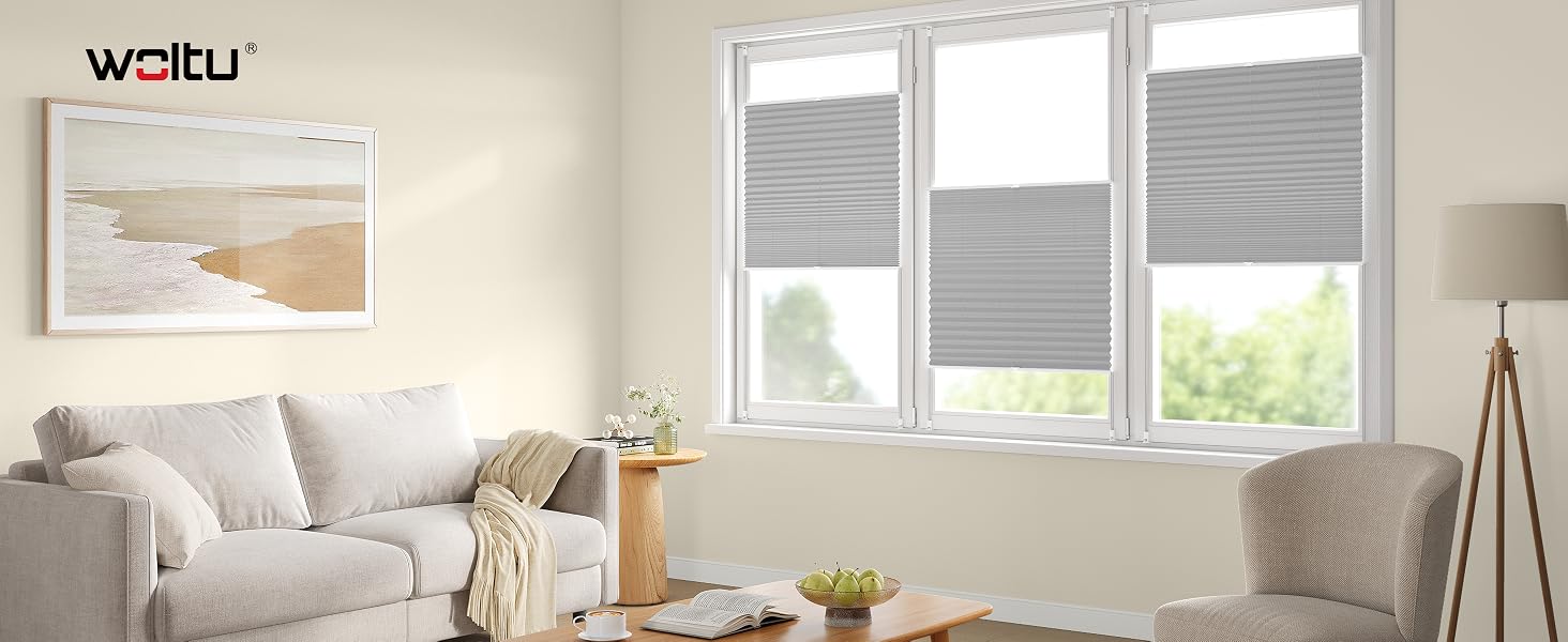 Der Text lautet „WOMU“. Innenszenen, die Fenster und Fensterdekorationen in einem modernen Wohnraum mit Tageslicht zeigen.