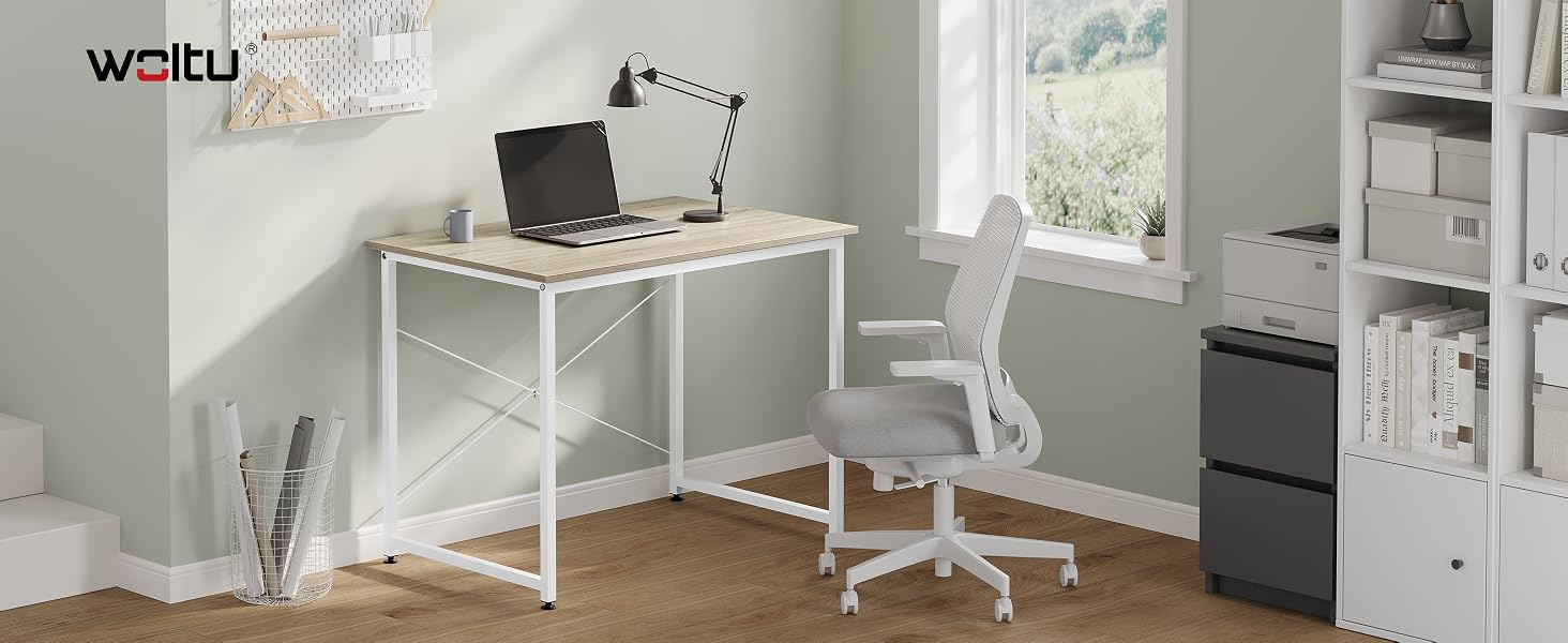 Moderna configurazione per l'home office con scrivania bianca, sedia ergonomica e soluzioni di archiviazione contro una parete di colore chiaro con illuminazione naturale.
