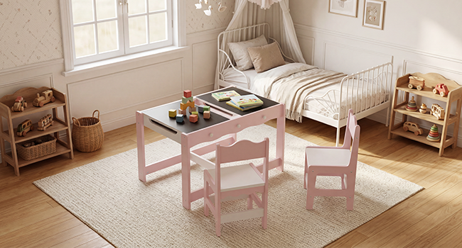 Aménagement minimaliste de meubles en bois clair comprenant une table et des chaises sur un tapis neutre dans une pièce lumineuse et spacieuse avec fenêtre.
