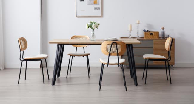 avec table en bois, pieds en métal noir et quatre chaises assorties avec sièges en bois et cadres en métal noir.